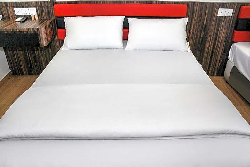 OYO 90027 Happy Hotel