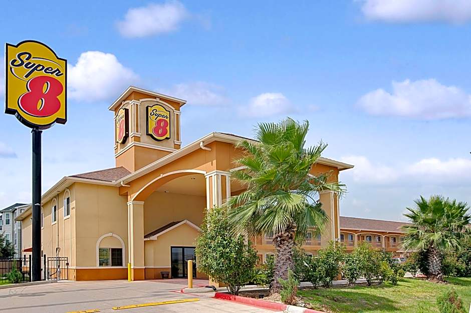 Super 8 by Wyndham Houston North I-45