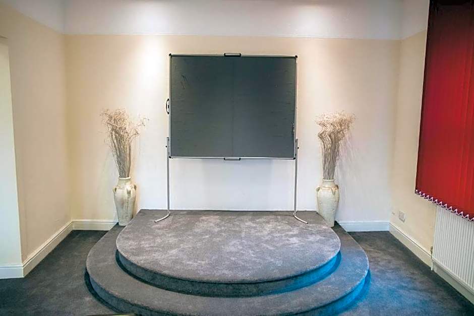 OYO The Red Lion Hotel