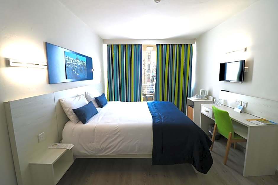 1 Double Bed or 2 Beds, Balcony — 3 fotoğraftan 1. fotoğraf