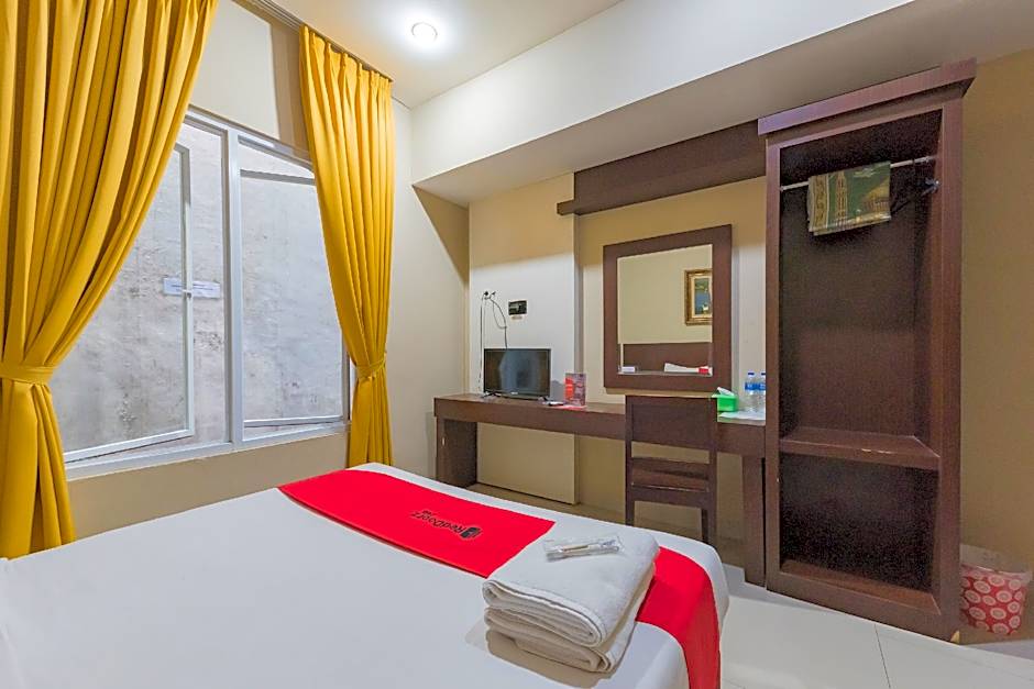 RedDoorz @ La Mega near Pasar Pagi Cirebon