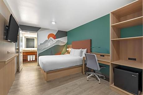 Queen Room with One Queen Bed - Non-Smoking