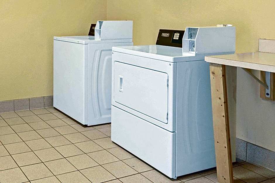 La Quinta Inn & Suites by Wyndham Shawnee