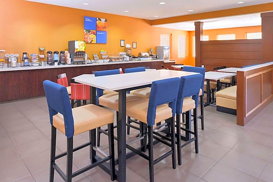 Holiday Inn Express & Suites Joplin Southeast by IHG