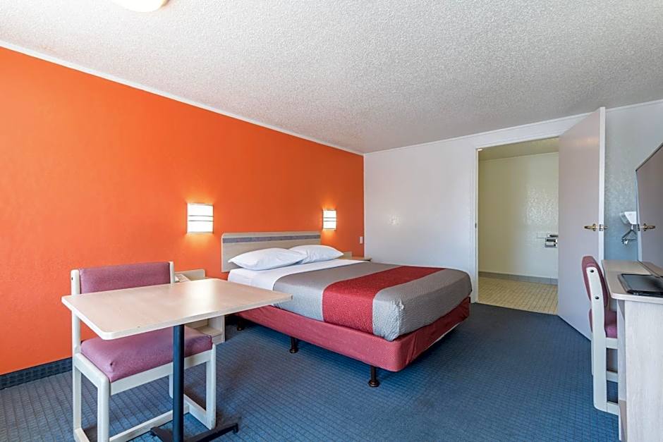 Travelodge by Wyndham Lansing