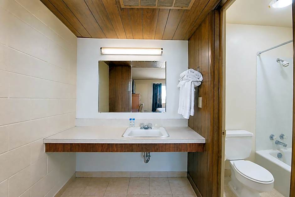 First Inn By OYO Quinter Hwy 70