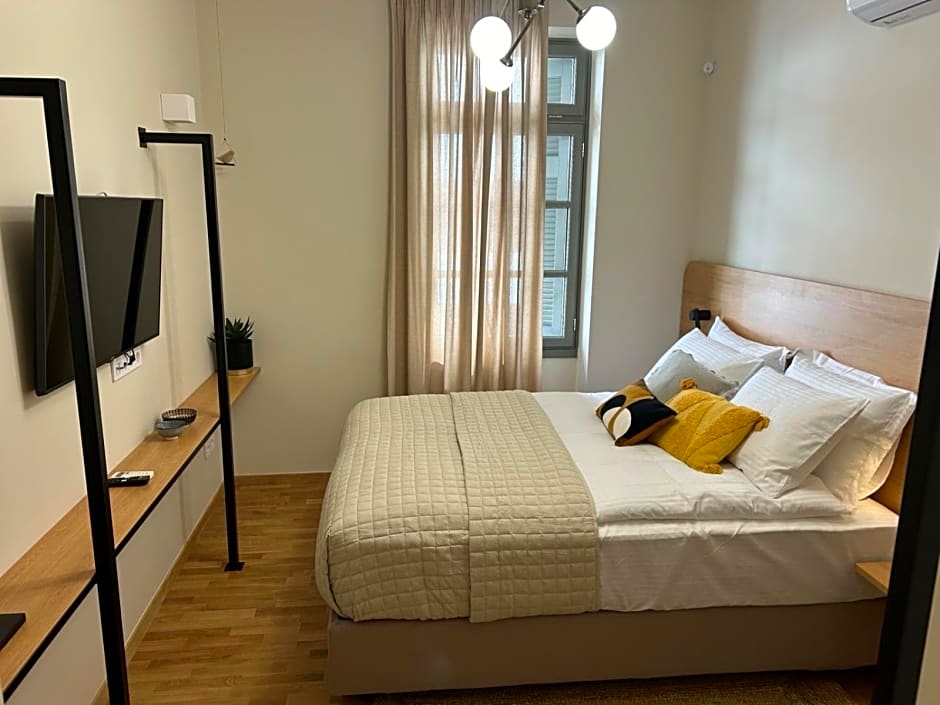 Living Yard Acropolis