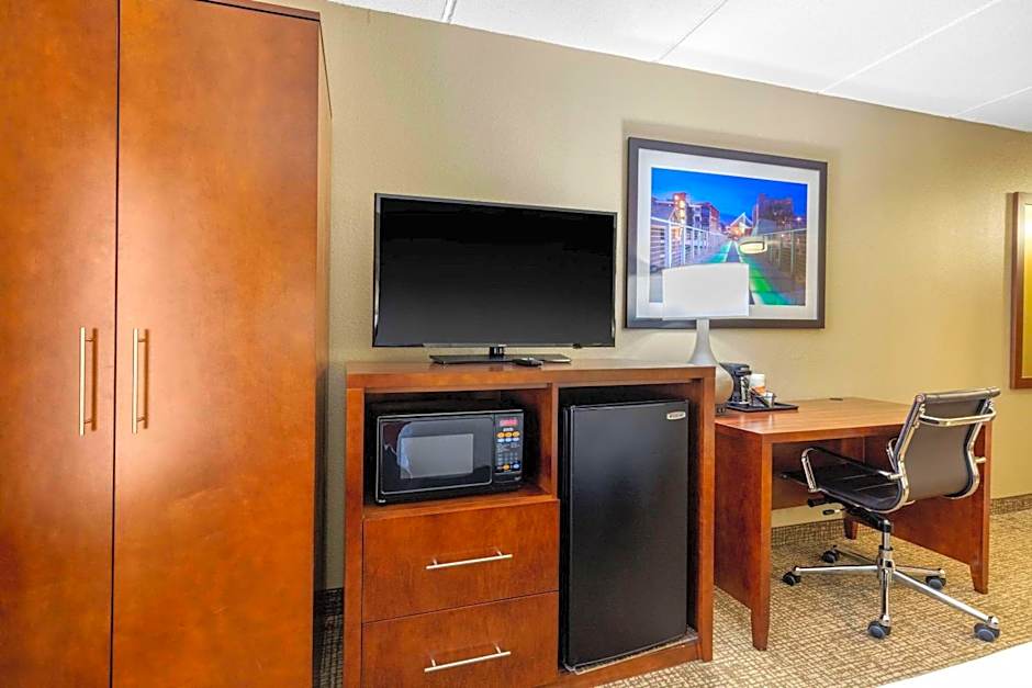 Comfort Inn & Suites Hamilton Place