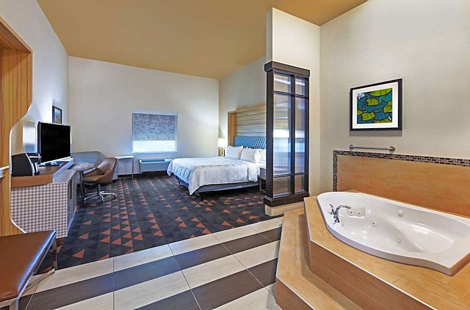 Photo 1 of 4 of 1 Bedroom 1 King Bed Suite, Jetted Tub