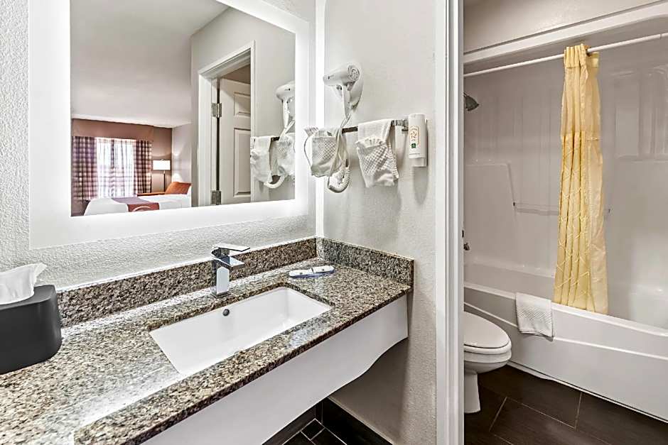 Quality Inn & Suites near Robins Air Force Base