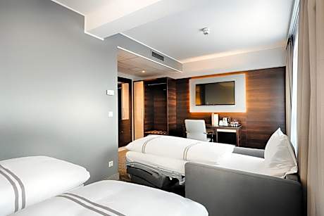 Family Room with a double bed and 1 single beds