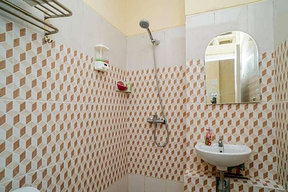 RedDoorz Plus Syariah near Pasar Turi