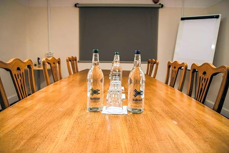 OYO The Red Lion Hotel