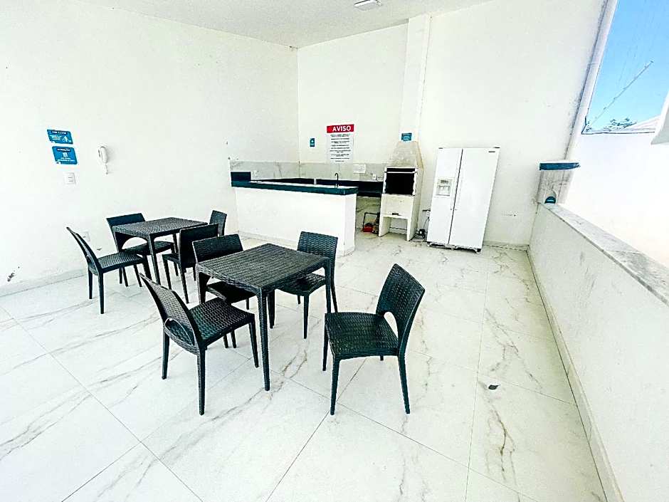 Apto Térreo com 2 quartos (ambos com ar split), sendo 1 suíte, internet privativa 300MBPS, no Residencial Vila Regina, condominio com piscina e área gourmet bem próximo a praia de Taperapuã