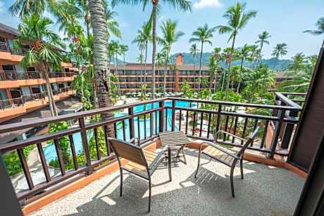 Premier Guest Room 2 Twin Pool View