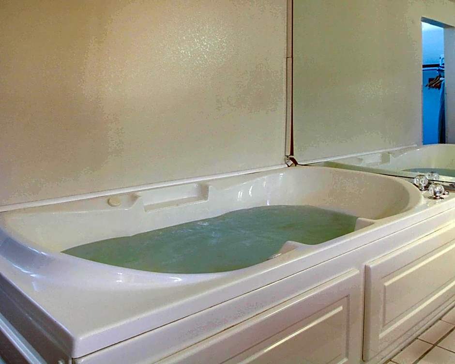 Quality Inn & Suites Clinton - Jackson West