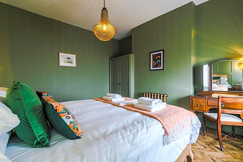 Russell Court by Orenda-Luxe