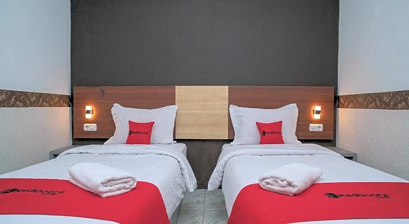 RedDoorz Syariah near Kota Cinema Mall Jatiasih