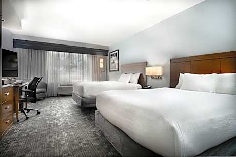 Queen Room with Two Queen Beds and Adapted Tub - Mobility Accessible