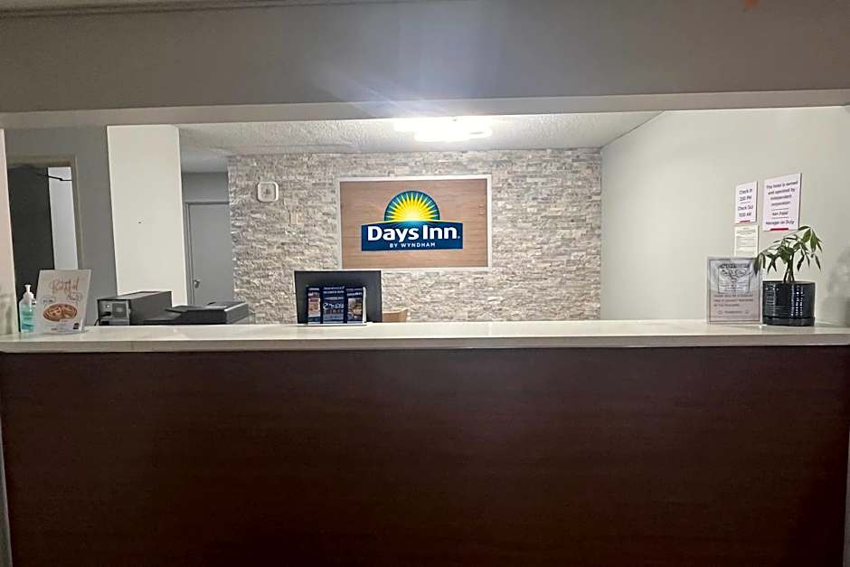 Days Inn & Suites by Wyndham Williamsburg IA North