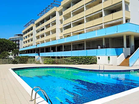 Enjoy the beach breeze in our colorful flat