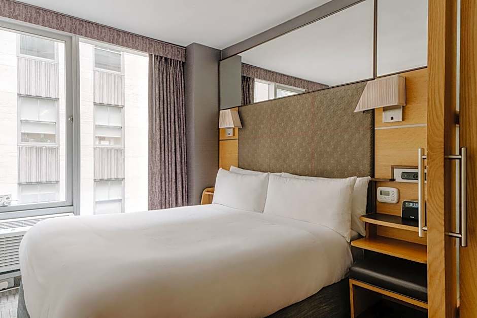 The Jewel, a Club Quarters Hotel, Opposite Rockefeller Center