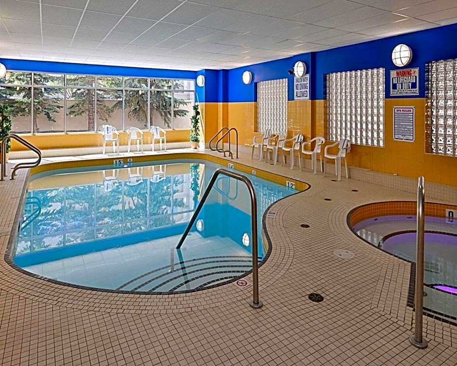 Econo Lodge Inn & Suites University