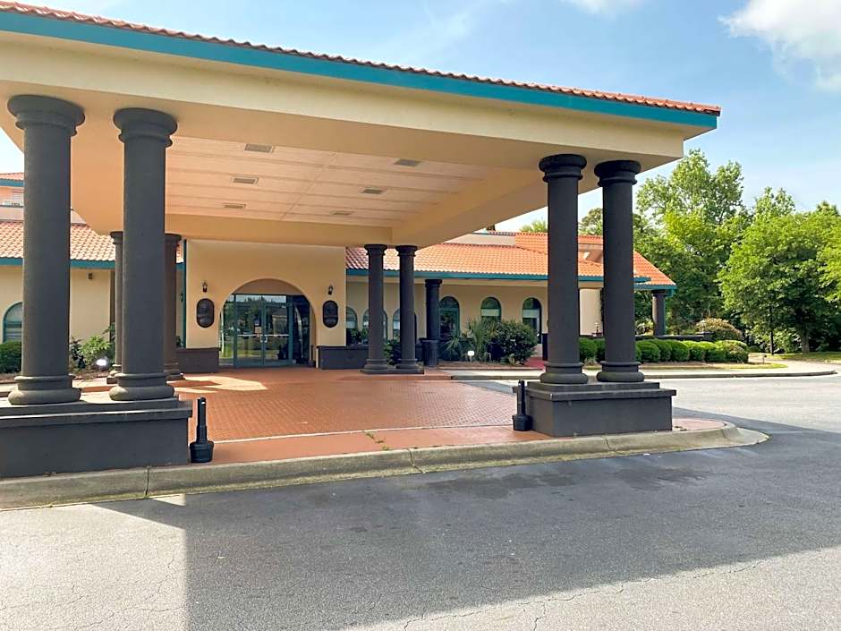 Studio 6 Savannah, GA- Gateway & I-95