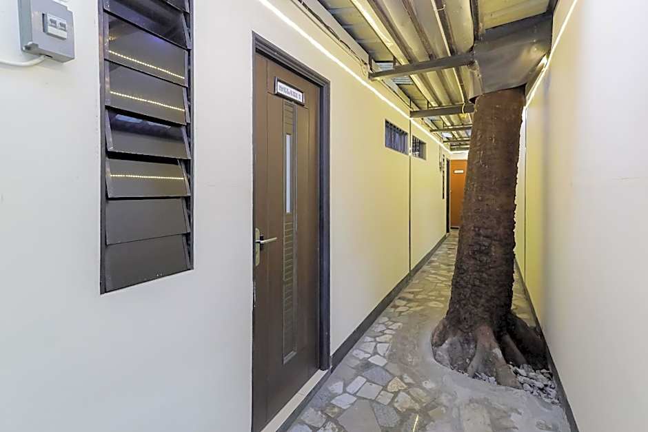 RedDoorz near RS Sari Asih Ciledug