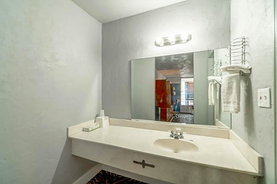 Castle Inn & Suites by OYO Lawton