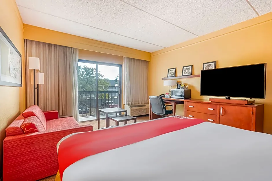 Super 8 by Wyndham Dallas Love Field Airport