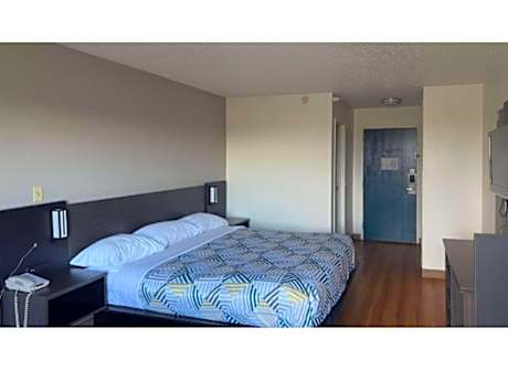 1 KING BED | SUITE NON-SMOKING HOT TUB