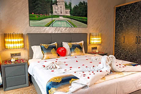 Ottoman King Suite – City View with Balcony