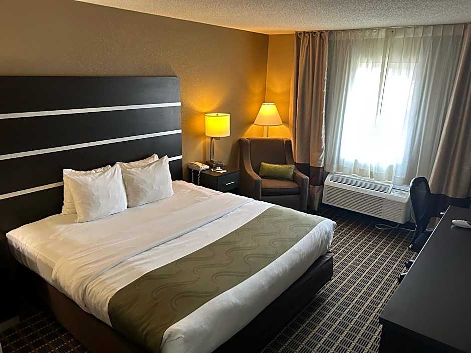 Photo 1 of 4 of 1 Queen Bed, Accessible