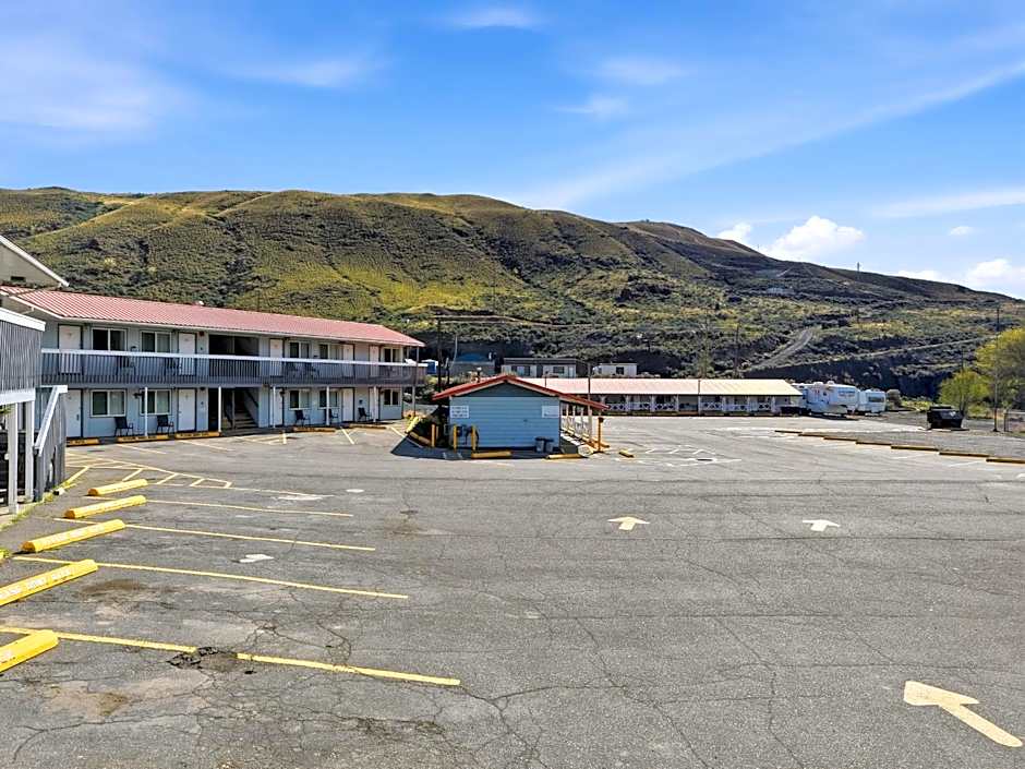 Canadas Best Value Desert Inn & Suites Cache Creek