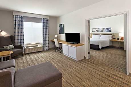 Deluxe King Room with Roll in Shower - Hearing Accessible 1 Bedroom