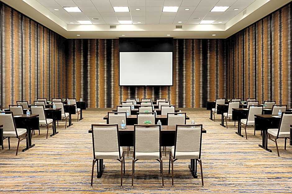 Courtyard by Marriott Dallas Downtown / Reunion District