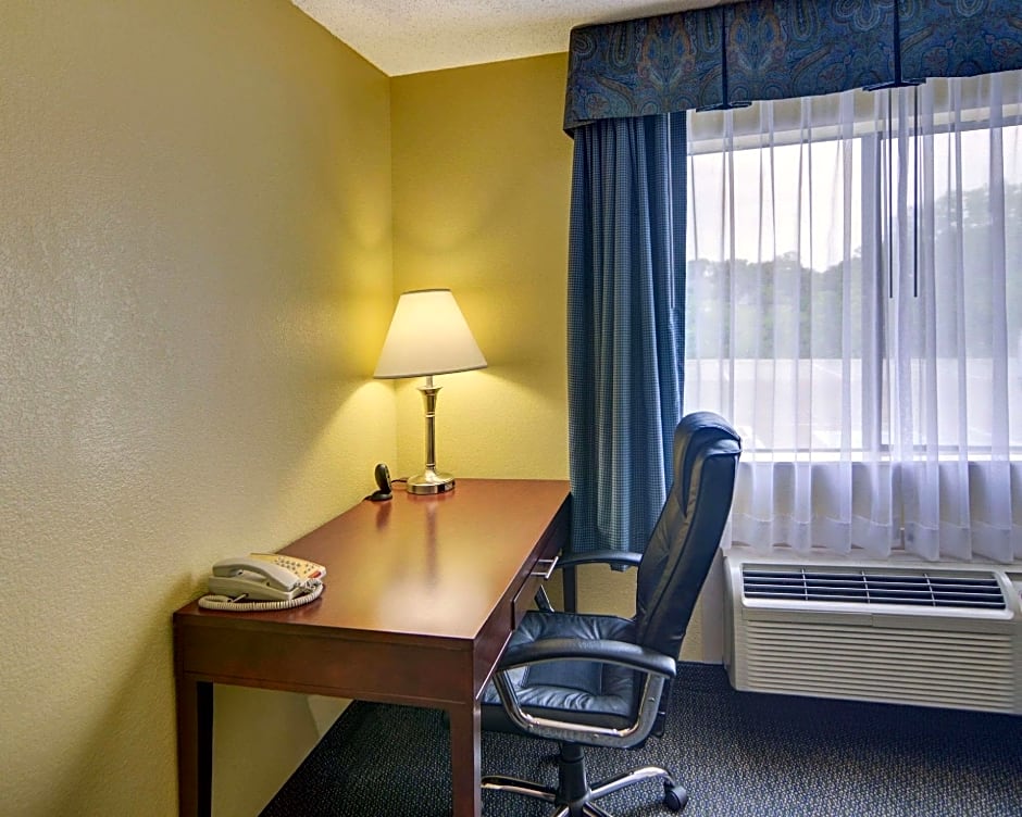 Quality Inn & Suites Grand Prairie South