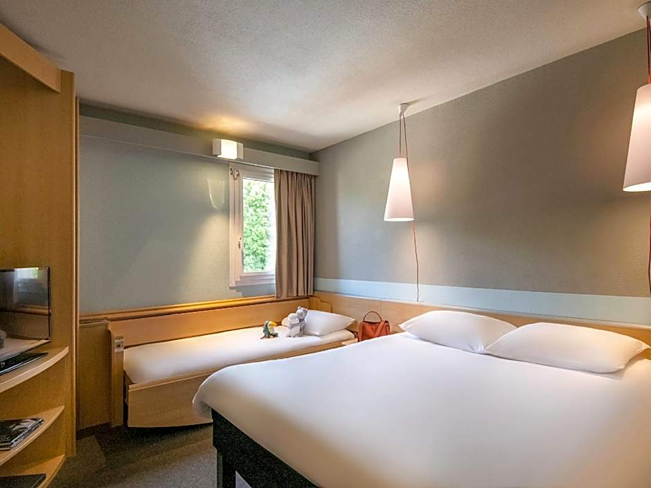 Foto 1 di 4 di 1 Double Bed with Extra Bed