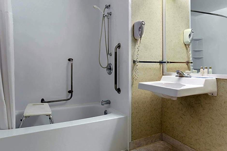 Travelodge by Wyndham Winnipeg East