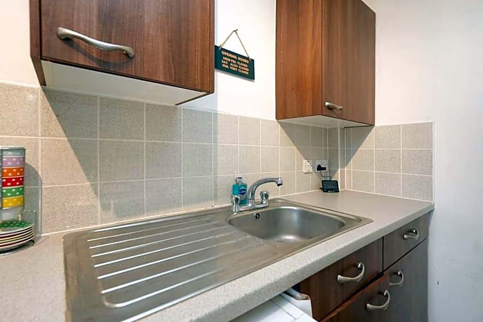 London Oasis Flat with High-Speed Broadband and Free Parking