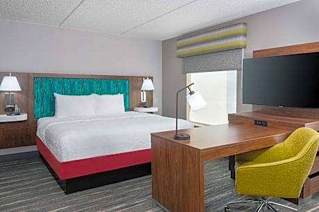 1 King Mobility Access Ri Shwr W/sofabed Ns Microwv/fridge/wet Bar/hdtv/free Wi-fi Hot Breakfast Inc