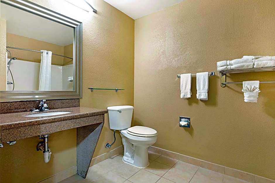 Photo 1 of 7 of 2 Queen Beds, Mobility Accessible, Bathtub