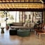 Casa com piscina aquecida, cozinheira, 30m do mar