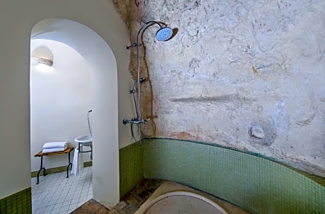 Junior Suite (Dependance - Separate Building ) (1 Queen Bed and 2 Twin Beds)