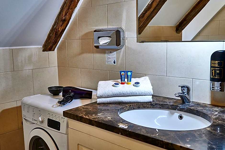 Three Golden Crowns Apartments