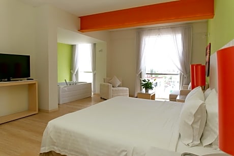 1 King Bed, Governor Suite, Non-Smoking