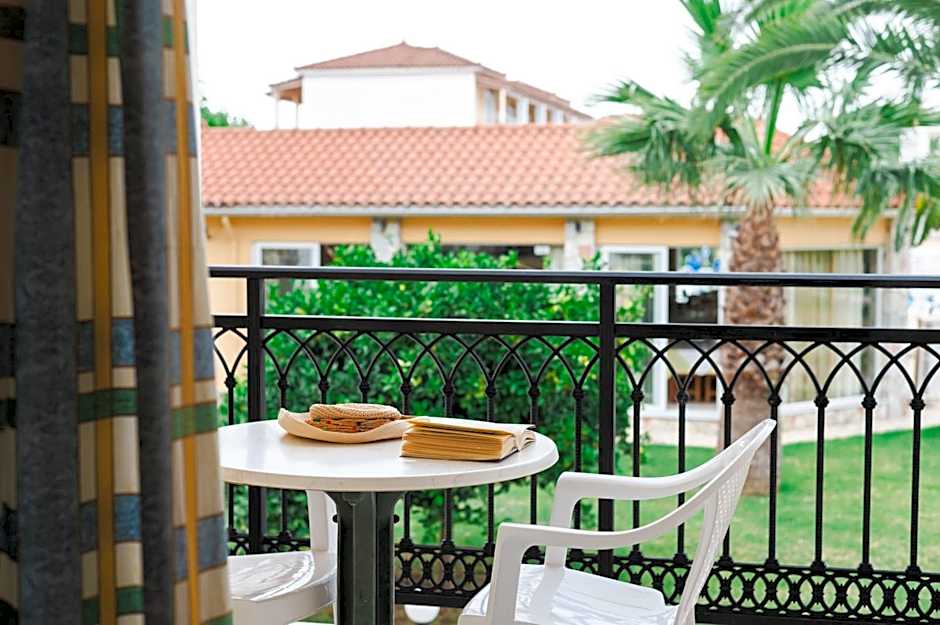 Village Inn Studios & Family Apartments