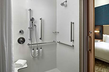 Queen Suite with Two Queen Beds, Bathtub and Trundle Sofa - Mobility Access/Hearing Accessible