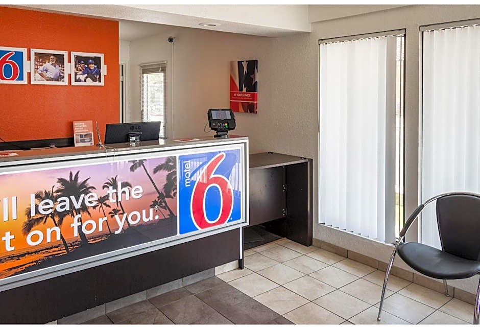 Motel 6-Bakersfield, CA - Convention Center